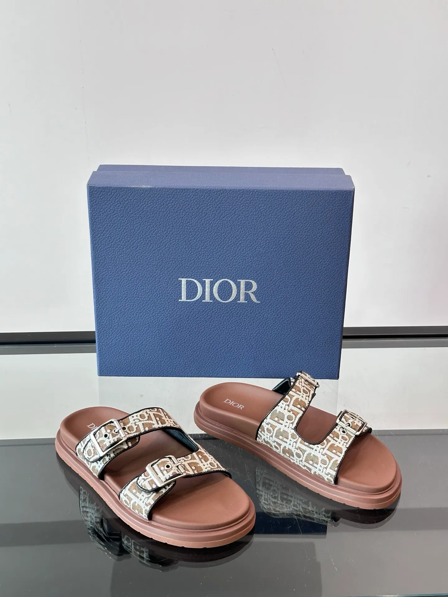 Factory price: 300💰Dior Aqua men's sandals and slippers. Showcasing Dior haute couture design. The Dior gray suede strap is accented with an aluminum Dior buckle for added style. Paired with a comfortable tonal notch sole, they pair easily with shorts or jeans for a sophisticated look. Main body: suede cow leather, technical fabric lining: cow leather, with adjustable straps, aluminum Dior buckle, Dior gray EVA insole, tonal notch rubber outsole splicing structure👌👌 size: 38-44 (45.46 customized)